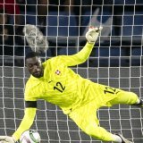 Yvon Mvogo et Lorient: une seule année dans le purgatoire de la Ligue 2. KEYSTONE/LAURENT GILLIERON